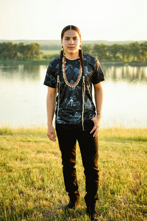 *Model Tyrin is 6'2 and wearing a size L Ledger Paraders Tee
Model Collin is 6'0 wearing a size S